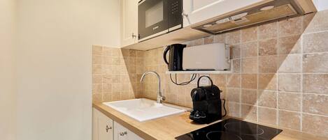 Kjøleskap, mikrobølgeovn, kokeplater og oppvaskmaskin