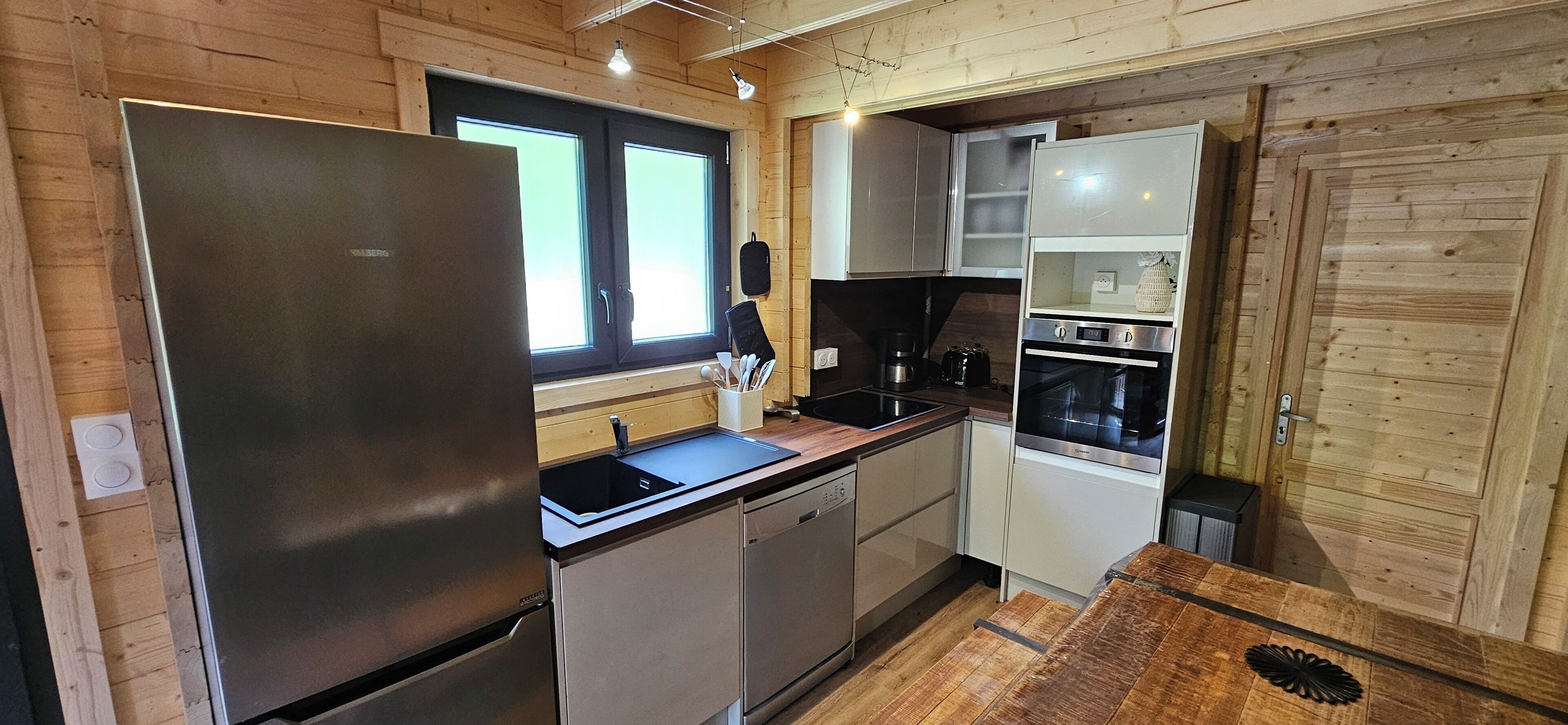 Micro-ondes, four, plaque de cuisson, lave-vaisselle