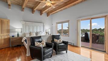 4 slaapkamers, een bureau, een strijkplank/strijkijzer, reisbedje