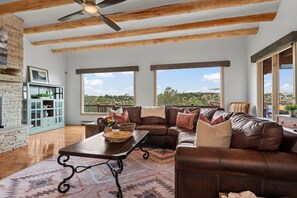 TV connectée, cheminée, baby-foot, livres