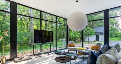 NEW: Fabulous Glass Contemporary in Kerhonkson