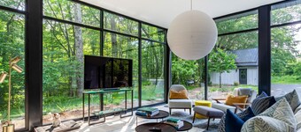 NEW: Fabulous Glass Contemporary in Kerhonkson