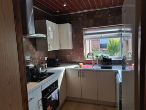 Private kitchen - Grand Apartments Stretford (Stretford)