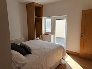 3 chambres, fer et planche à repasser, Wi-Fi, draps fournis
