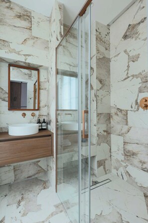 Apartamento | Banheiro | Secador de cabelo, toalhas de banho