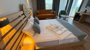 Ropa de cama de alta calidad, minibar, caja fuerte y escritorio