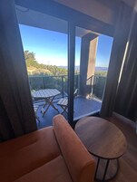 Ropa de cama de alta calidad y minibar 