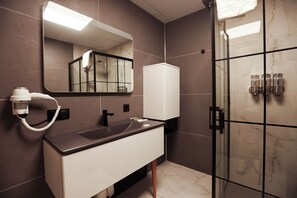 Family Double Room, 1 Bedroom, Balcony, Sea View | Bathroom | Shower, hair dryer, slippers, towels - Helios Kaz Dağları 2.BLOK (Edremit)