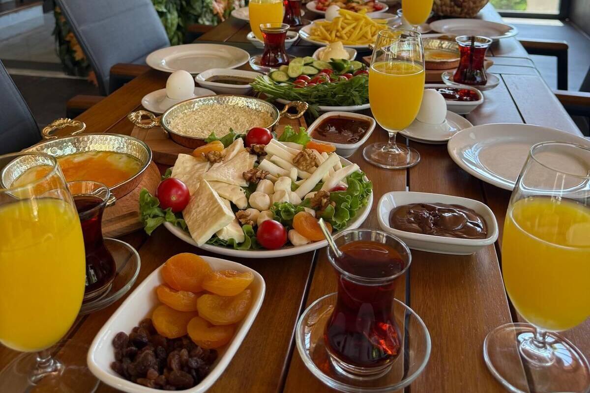 Un bufé de desayuno con diversos platos, bebidas y vistas al exterior.