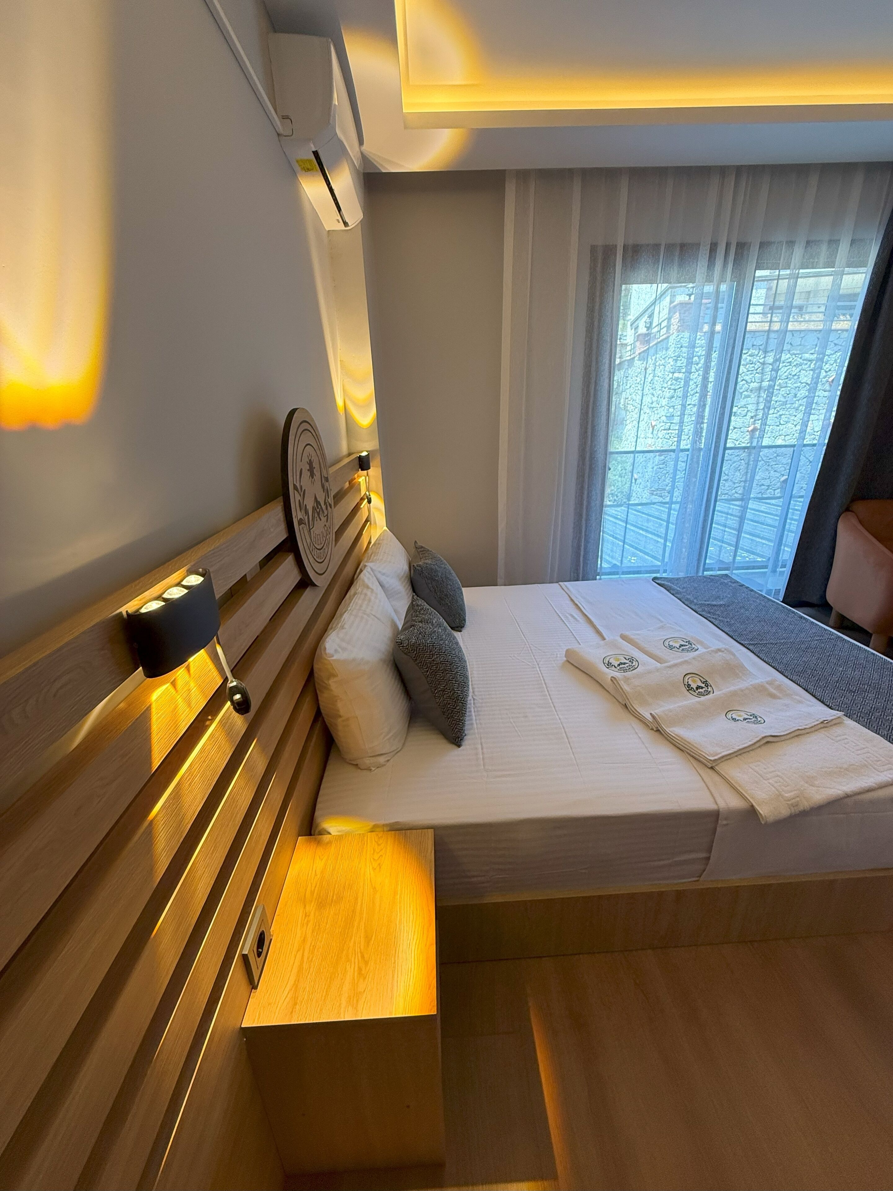 经典双人房 | 高档床上用品、迷你吧、客房内保险箱、办公桌