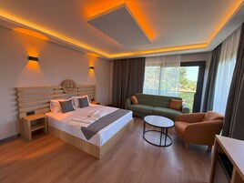 Kaliteli yatak takımı, minibar, odada kasa, masa 