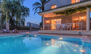 Villa | Piscina | Una piscina cubierta, una piscina al aire libre