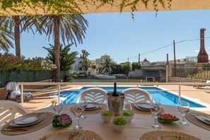 Outdoor dining - Villa in Empuriabrava With Private Pool (Castello d'Empuries)
