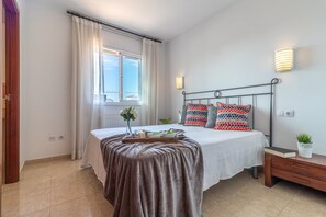 5 habitaciones y tabla de planchar con plancha
