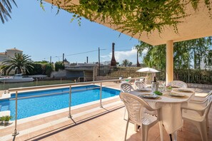 Villa | Restaurante al aire libre