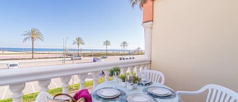 Apartment | Outdoor dining