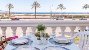 Apartment | Outdoor dining - Affordable Beachfront Getaway for Couples (Castello d'Empuries)