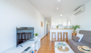 Apartment | Living room - Affordable Beachfront Getaway for Couples (Castello d'Empuries)