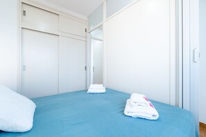 Apartamento | 1 dormitorio y tabla de planchar con plancha