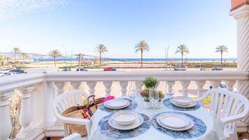 Apartment | Outdoor dining