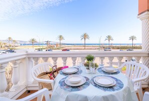 Apartment | Outdoor dining - Affordable Beachfront Getaway for Couples (Castello d'Empuries)