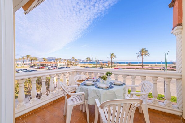 Apartment | Outdoor dining