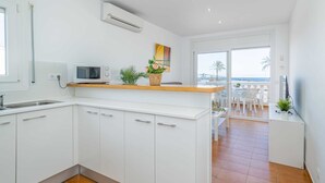 Apartment | Private kitchen - Affordable Beachfront Getaway for Couples (Castello d'Empuries)