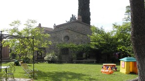 A stone building with a garden in front. - Cosy apartment for 4 guests with pool, WIFI and pets allowed (Santa Maria)