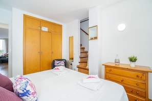 2 habitaciones y tabla de planchar con plancha 