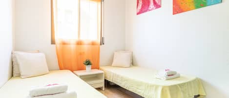 3 habitaciones y tabla de planchar con plancha