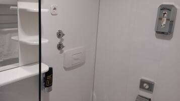 Dusche, Haartrockner, Handtücher