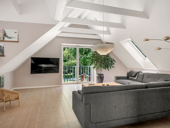 Televisión, chimenea y futbolito 