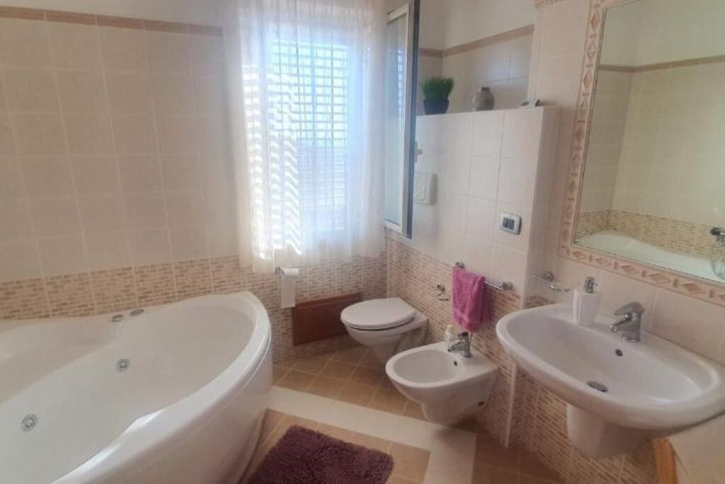 Dusche, Whirlpool, Haartrockner, Bidet