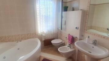 Dusche, Whirlpool, Haartrockner, Bidet