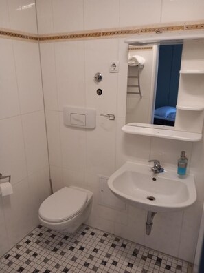 Dusj, hårføner og håndklær