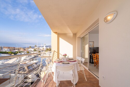 Apartment in Empuriabrava Near Sandy Beach