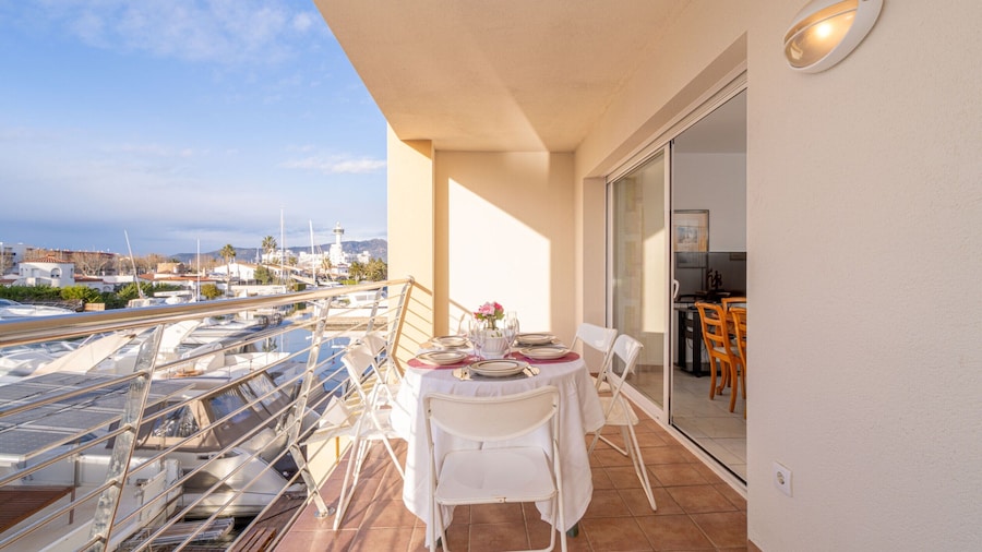 Apartment in Empuriabrava Near Sandy Beach