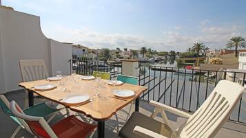 Apartamento | Restaurante al aire libre