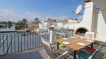 Apartamento | Restaurante al aire libre