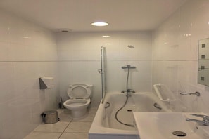 Secador de cabelo, toalhas de banho