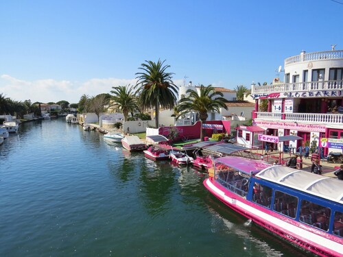 Apartment in Empuriabrava Near Sandy Beach