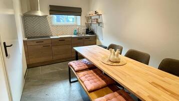 Frigorífico, placa de cocina, cafetera o tetera y utensilios de cocina