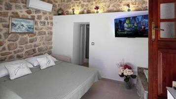 1 bedroom, iron/ironing board, travel cot, free WiFi
