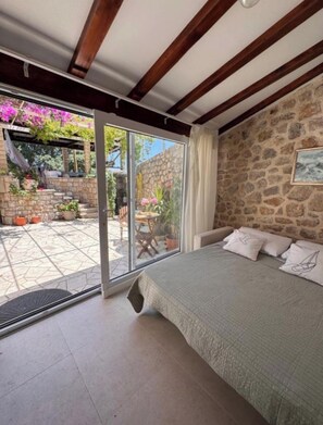 1 habitación, tabla de planchar con plancha y cuna de viaje