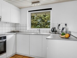 Fridge, microwave, dishwasher, cookware/dishes/utensils
