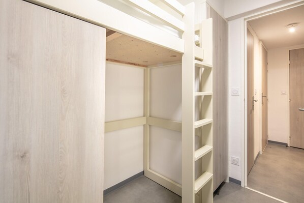 House | 2 bilik tidur, cadar katil
