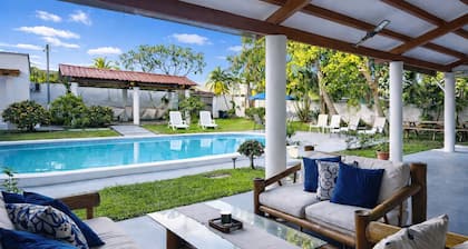 Private Beach Villa 2 min Walk to the Waves/Your own pool/BBQ/Family House