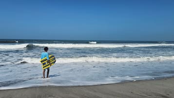 Ubicación cercana a la playa y tumbonas
