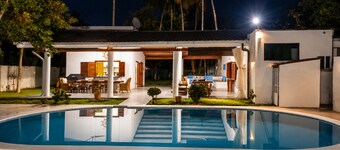 Private Beach Villa 2 min Walk to the Waves/Your own pool/BBQ/Family House