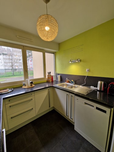 Cozy City Retreat With Balcony, Le Mans